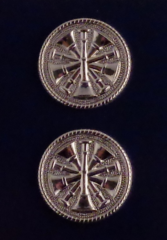 5 Bugles CROSSED polished SILVER 1" Discs Collar Pins