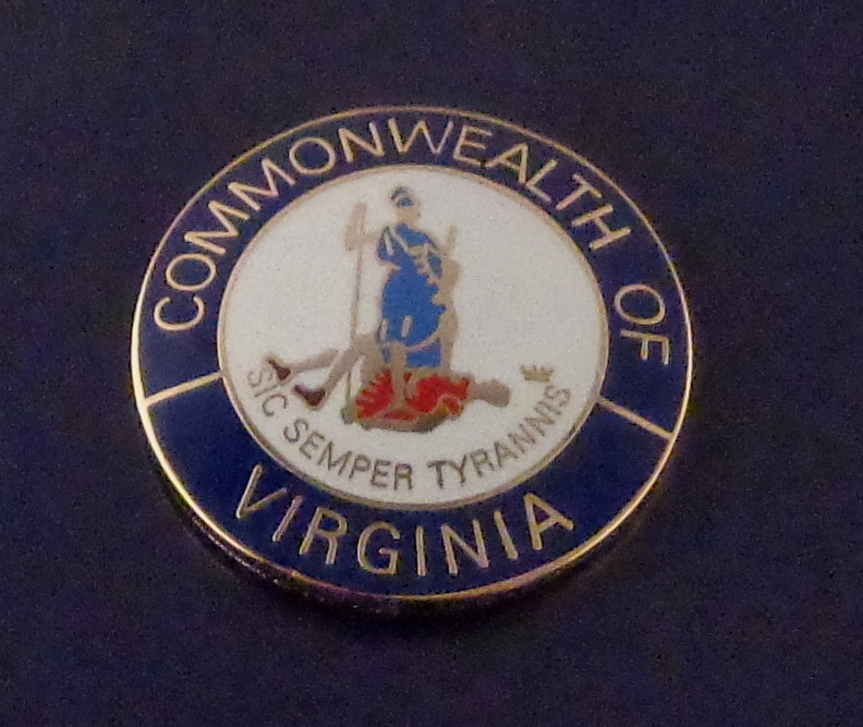 Virgnia Commonwealth COLLAR/LAPEL PIN Gold VA state seal 15/16"
